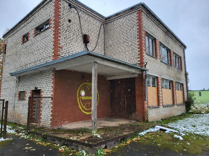Sakaru nodaļa Rembate-divstāvu ķieģeļu balta ar sarkanu ēka