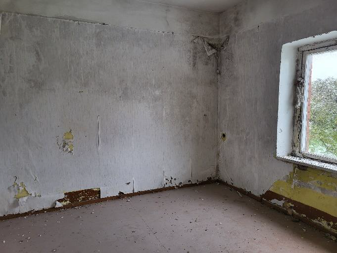 Sakaru nodaļa Rembate-nolupis apmetums, baltas sienas, sānā logs