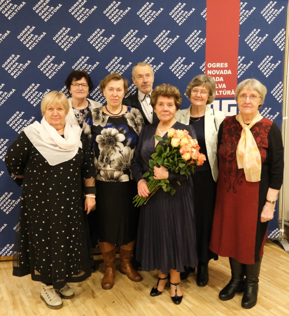 Svinīgajā ceremonijā apbalvojumu par PAR MŪŽA IEGULDĪJUMU pasniedza Lielvārdes pensionāru biedrības senioru teātra PAŠI režisorei Skaidrītei Tilakai.  