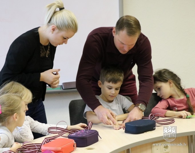 Skolēni piedalās lentīšu veidošanā