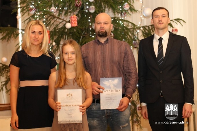 Labāko skolēnu sveikšana Suntažu vidusskolā. Pasākums skolas darbiniekiem