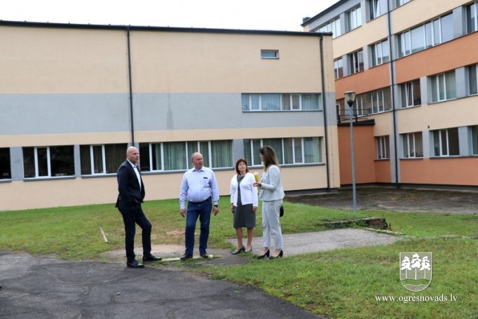 Pašvaldība apseko pilsētas skolas pirms mācību gada sākuma