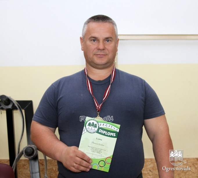 Ogrē notikušas pirmās sacensības pauerliftingā
