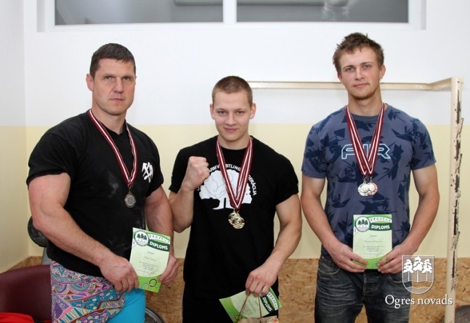 Ogrē notikušas pirmās sacensības pauerliftingā