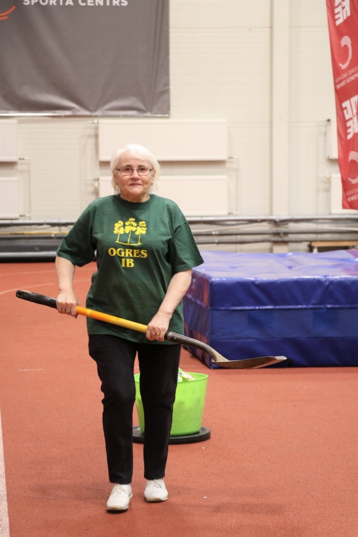 Ogres Invalīdu biedrības un Ogres Pensionāru biedrības aktīvie dalībnieki piedalās Sporta dienā