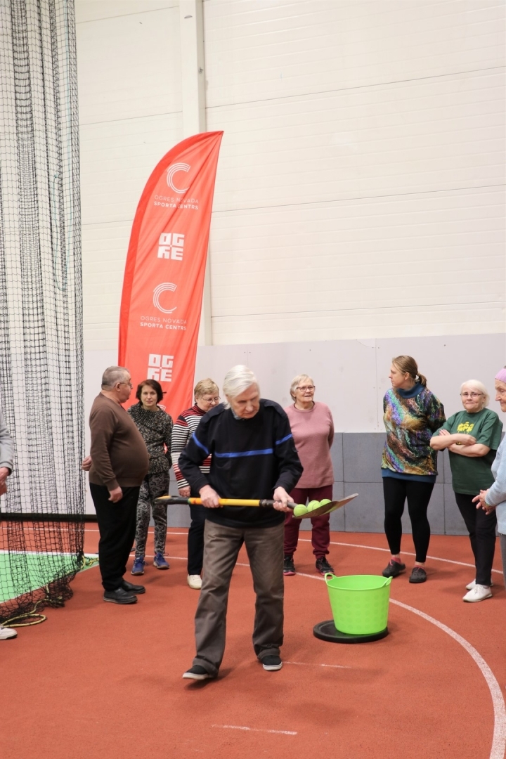 Ogres Invalīdu biedrības un Ogres Pensionāru biedrības aktīvie dalībnieki piedalās Sporta dienā