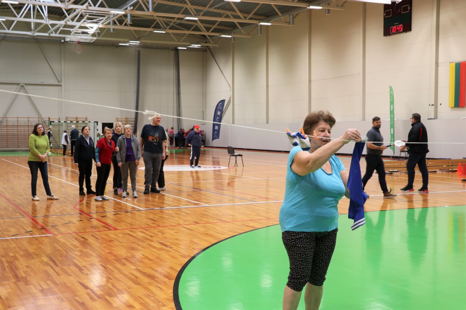 Ogres Invalīdu biedrības un Ogres Pensionāru biedrības aktīvie dalībnieki piedalās Sporta dienā