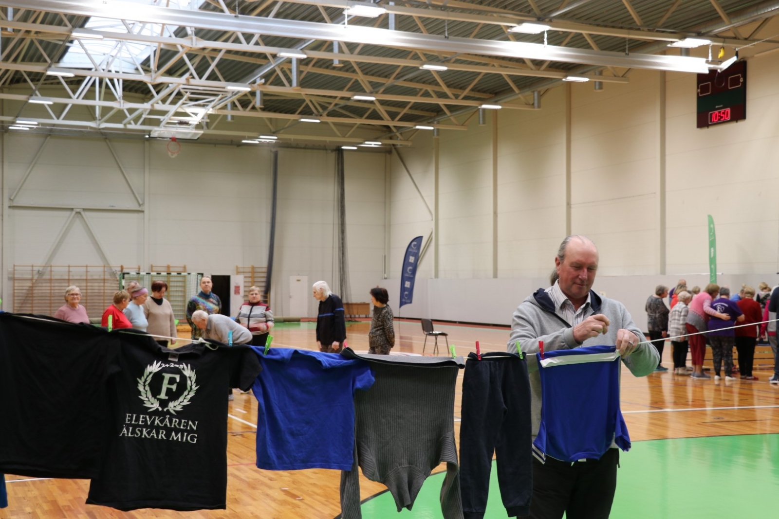 Ogres Invalīdu biedrības un Ogres Pensionāru biedrības aktīvie dalībnieki piedalās Sporta dienā