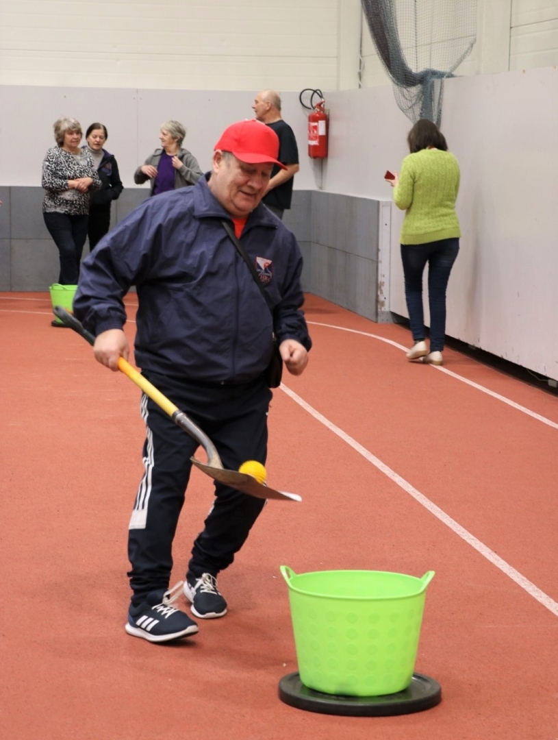 Ogres Invalīdu biedrības un Ogres Pensionāru biedrības aktīvie dalībnieki piedalās Sporta dienā