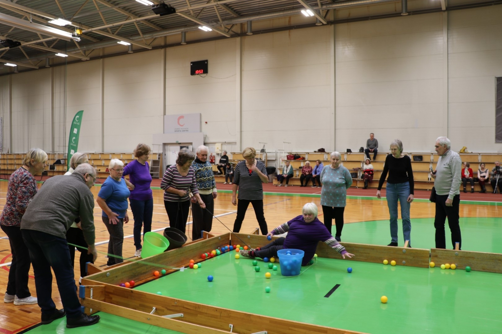 Ogres Invalīdu biedrības un Ogres Pensionāru biedrības aktīvie dalībnieki piedalās Sporta dienā