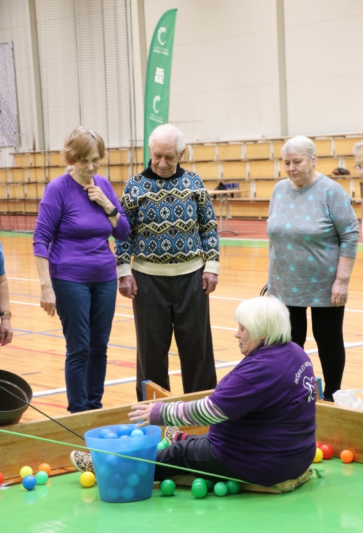 Ogres Invalīdu biedrības un Ogres Pensionāru biedrības aktīvie dalībnieki piedalās Sporta dienā