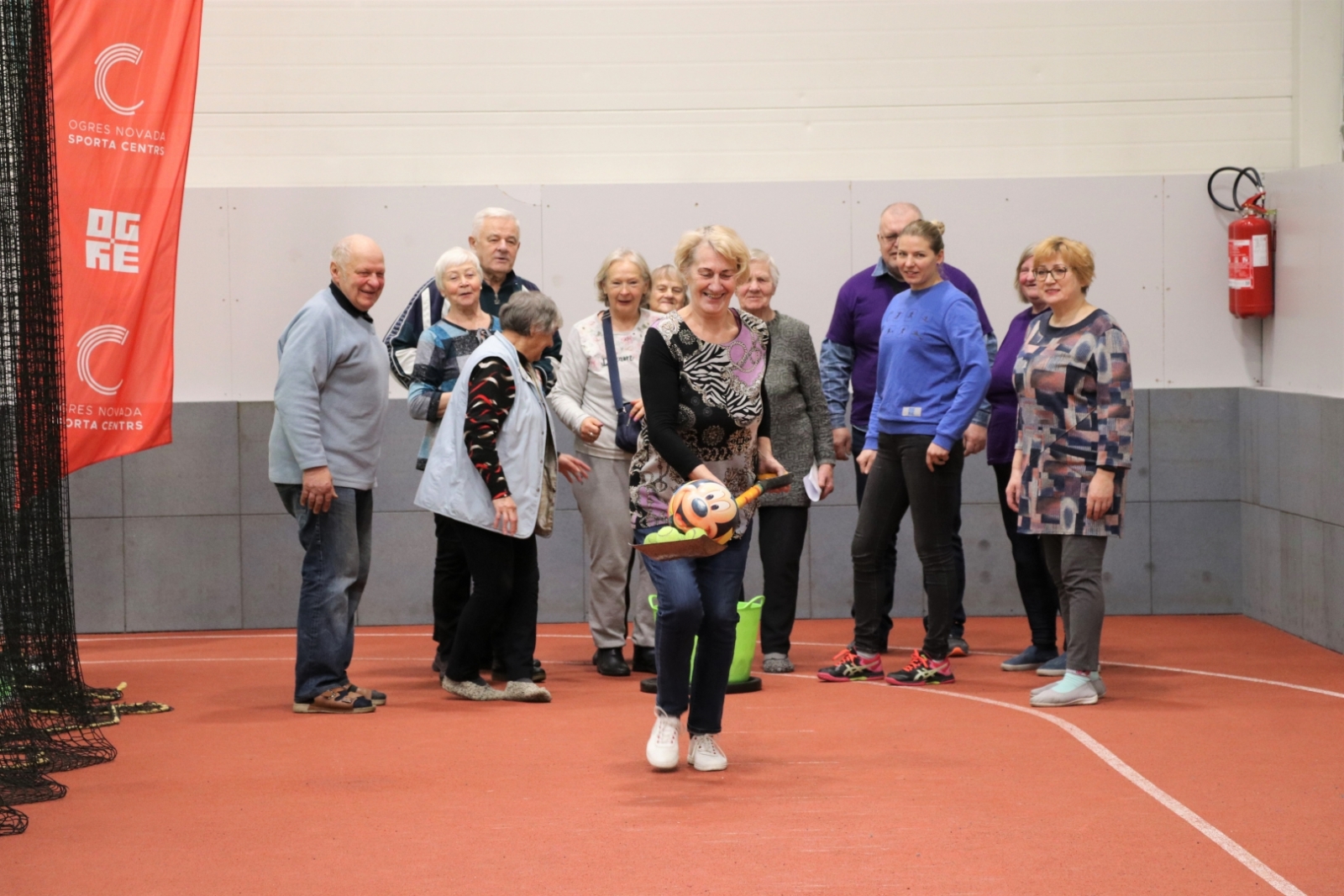Ogres Invalīdu biedrības un Ogres Pensionāru biedrības aktīvie dalībnieki piedalās Sporta dienā