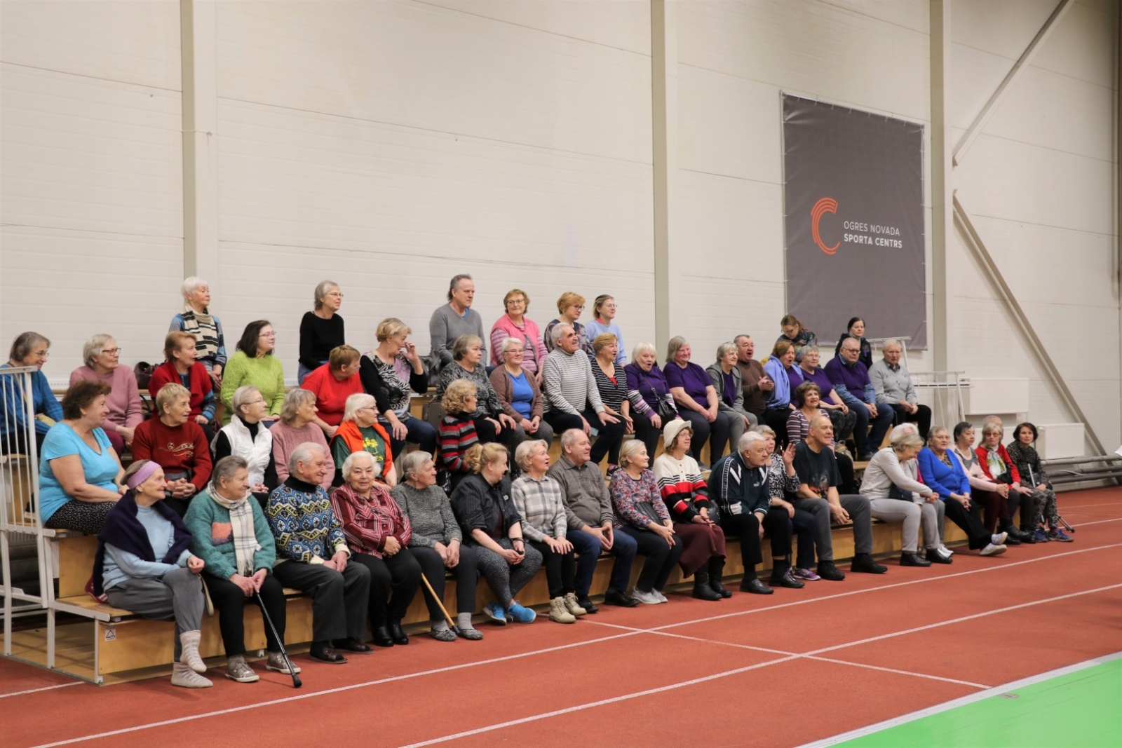 Ogres Invalīdu biedrības un Ogres Pensionāru biedrības aktīvie dalībnieki piedalās Sporta dienā