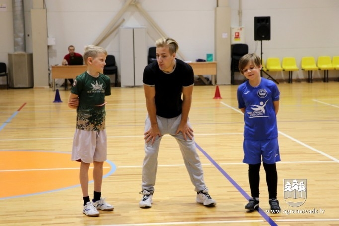 Ogres 1. vidusskolā sporto un eksperimentē
