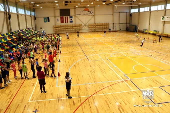 Ogres 1. vidusskolā sporto un eksperimentē
