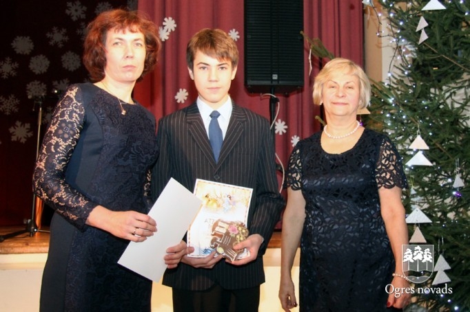 Suntažos apbalvo sekmīgākos skolēnus