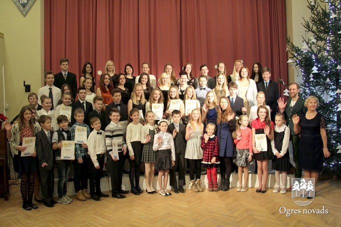 Suntažos apbalvo sekmīgākos skolēnus