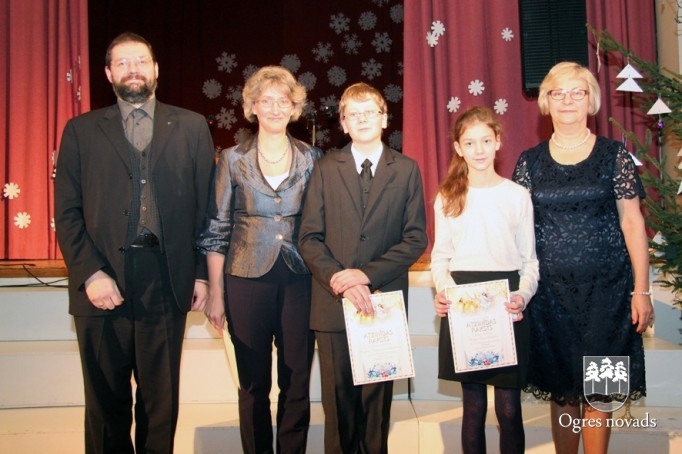 Suntažos apbalvo sekmīgākos skolēnus