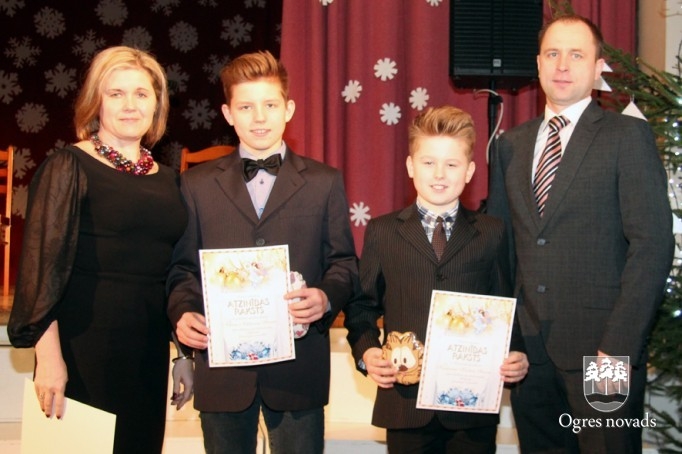 Suntažos apbalvo sekmīgākos skolēnus