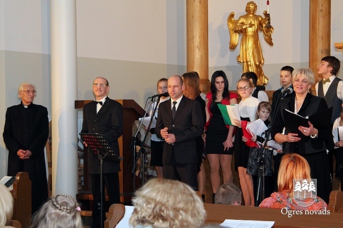 Suntažu skolēni uzstājas Ziemassvētku koncertos „No sirds uz sirdi”