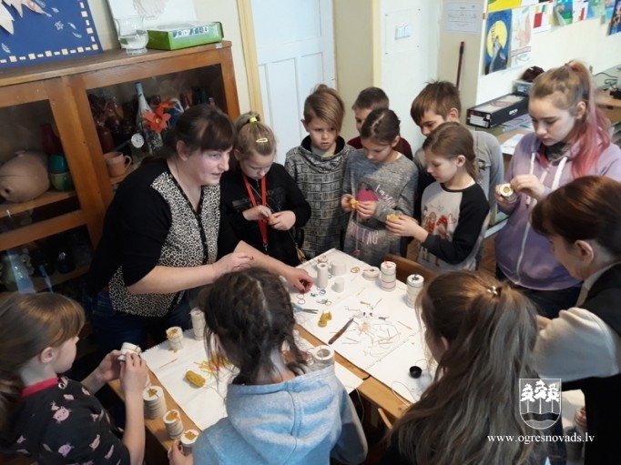 Suntažos skolēni iepazīstas ar biškopja profesiju