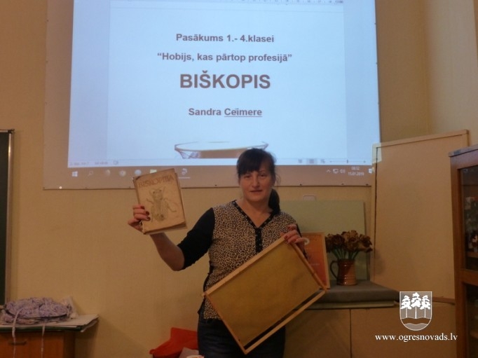 Suntažos skolēni iepazīstas ar biškopja profesiju