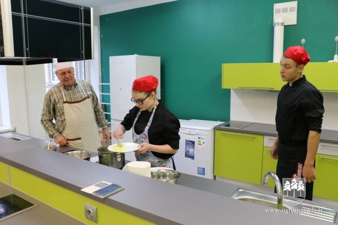 Suntažu skolā jaunieši apgūst pavārmākslu
