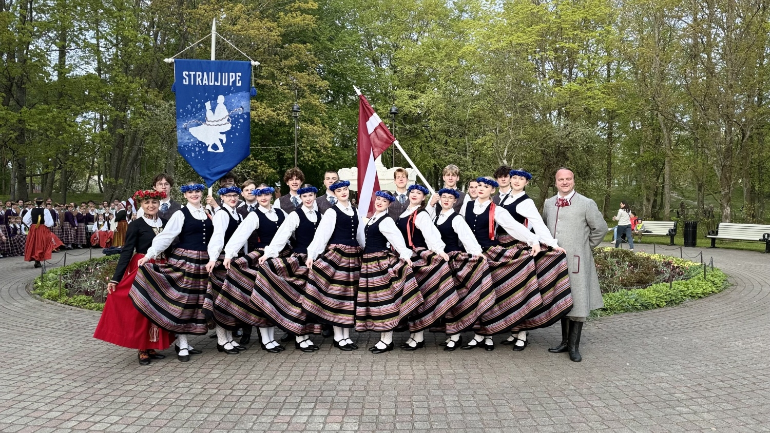 Tīnūžu tautas nama jauniešu deju kolektīvs "Straujupe"