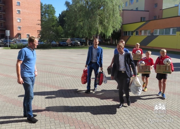 Ogres futbolisti iesaistās humānās palīdzības akcijā