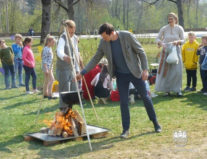 Suntažu vidusskolas skolēni iepazīst Ūsiņdienas tradīcijas