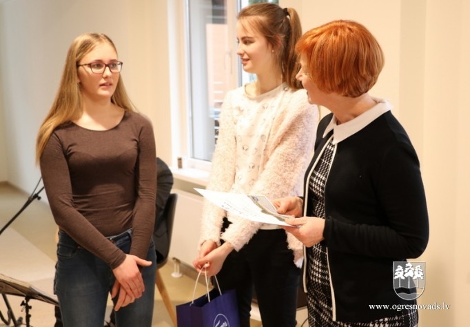 Apbalvoti erudītākie pilsētas skolēni