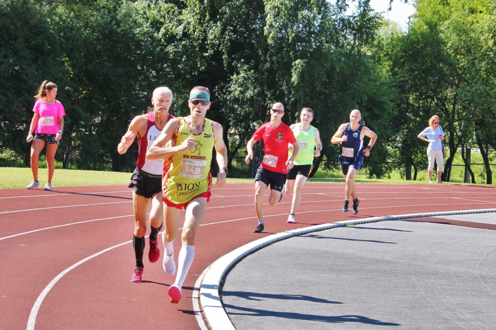 Valdim Ņilovam K45+ grupā divas zelta medaļas - 800 m skrējienā (2:17,57 min.) un 5000 m skrējienā (17:01,13 min.).