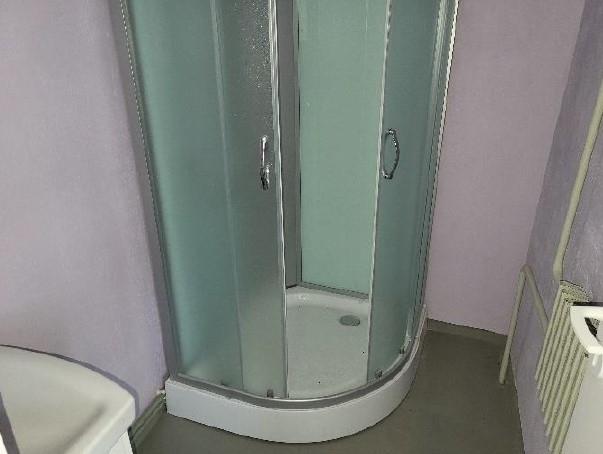 Vannas istaba gaiši rozā toņos ar dušas kabīni