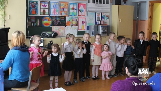 Lauberes skolā pasākums vecmāmiņām (foto: skolas arhīvs)