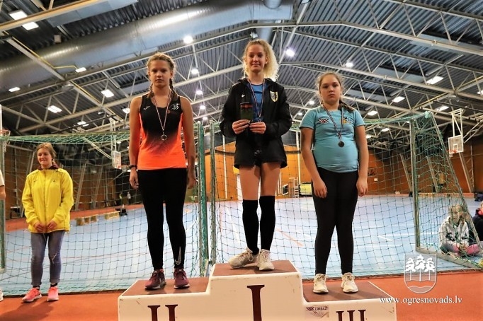 Ogres NSC jaunajiem vieglatlētiem 12 medaļas Limbažos