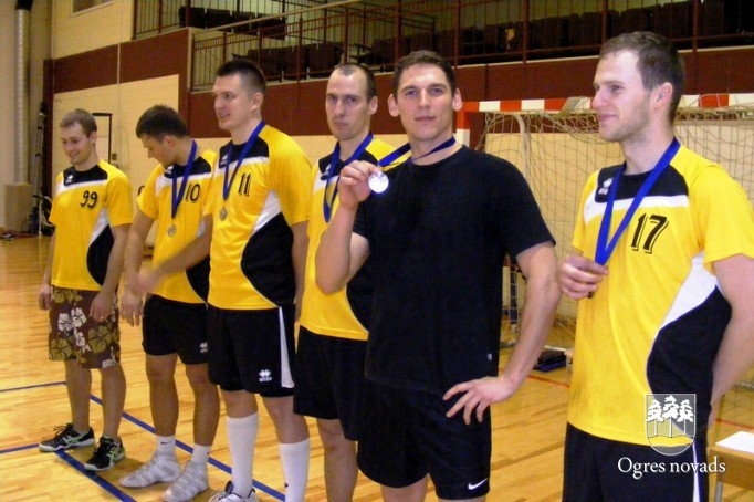 Ogres novada kausus volejbolā izcīna ikšķilietes un jumpravieši