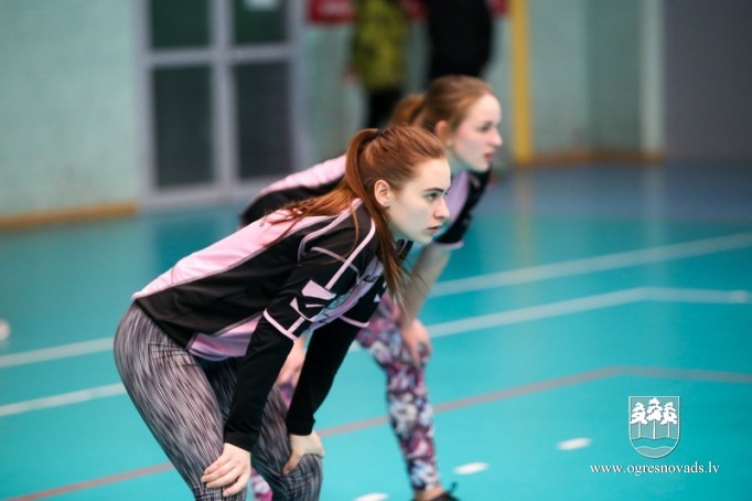 Volejbola sacensībās uzvar Madlienas vidusskola un Ogres tehnikums