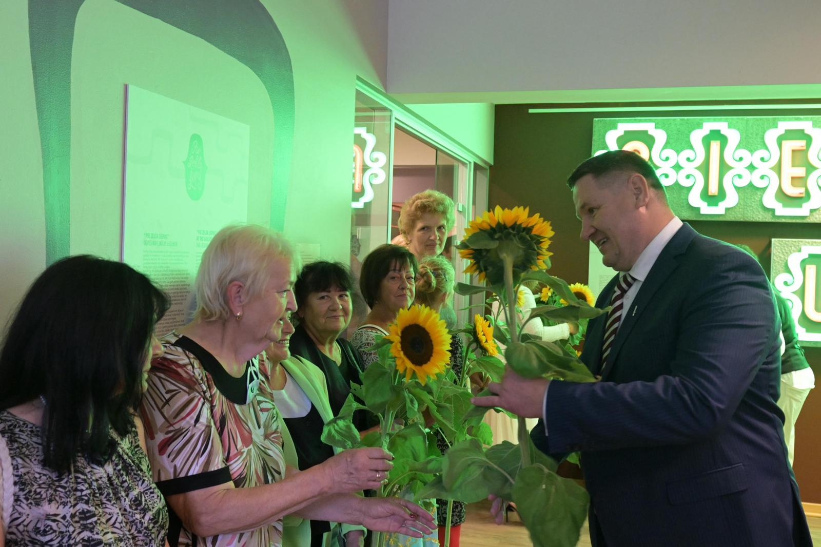 Egils Helmanis pasniedz ziedus sievietēm 23.08.2024.
