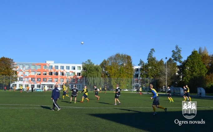 Ogres Valsts ģimnāzijā aizvadīts zibensturnīrs futbolā