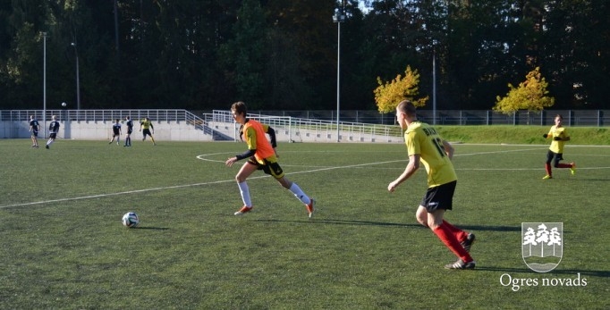Ogres Valsts ģimnāzijā aizvadīts zibensturnīrs futbolā