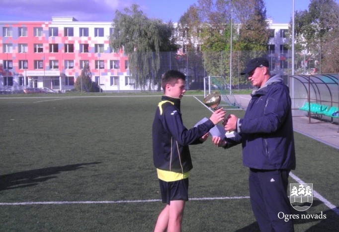 Ogres Valsts ģimnāzijā aizvadīts zibensturnīrs futbolā