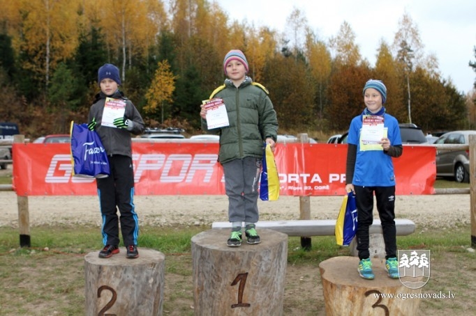 Vairāk nekā 200 skrējēju piedalās "Zilo kalnu rudens krosā 2015"