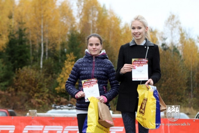 Vairāk nekā 200 skrējēju piedalās "Zilo kalnu rudens krosā 2015"