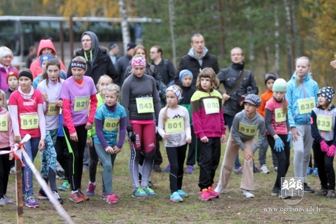 Vairāk nekā 200 skrējēju piedalās "Zilo kalnu rudens krosā 2015"