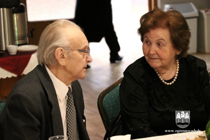 Pensionāri un invalīdi tiekas svētku ballē