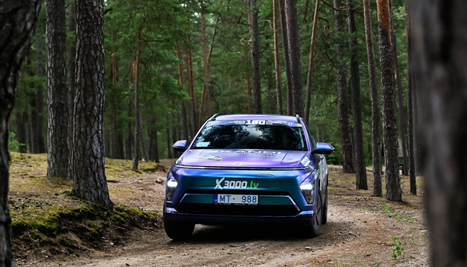 Jau šajā nedēļas nogalē, no piektdienas līdz svētdienai, notiks FIA ekorallija pasaules kausa 2026. gada sezonas sestais posms “Neste MY Renewable Charge EV Rally Latvia”