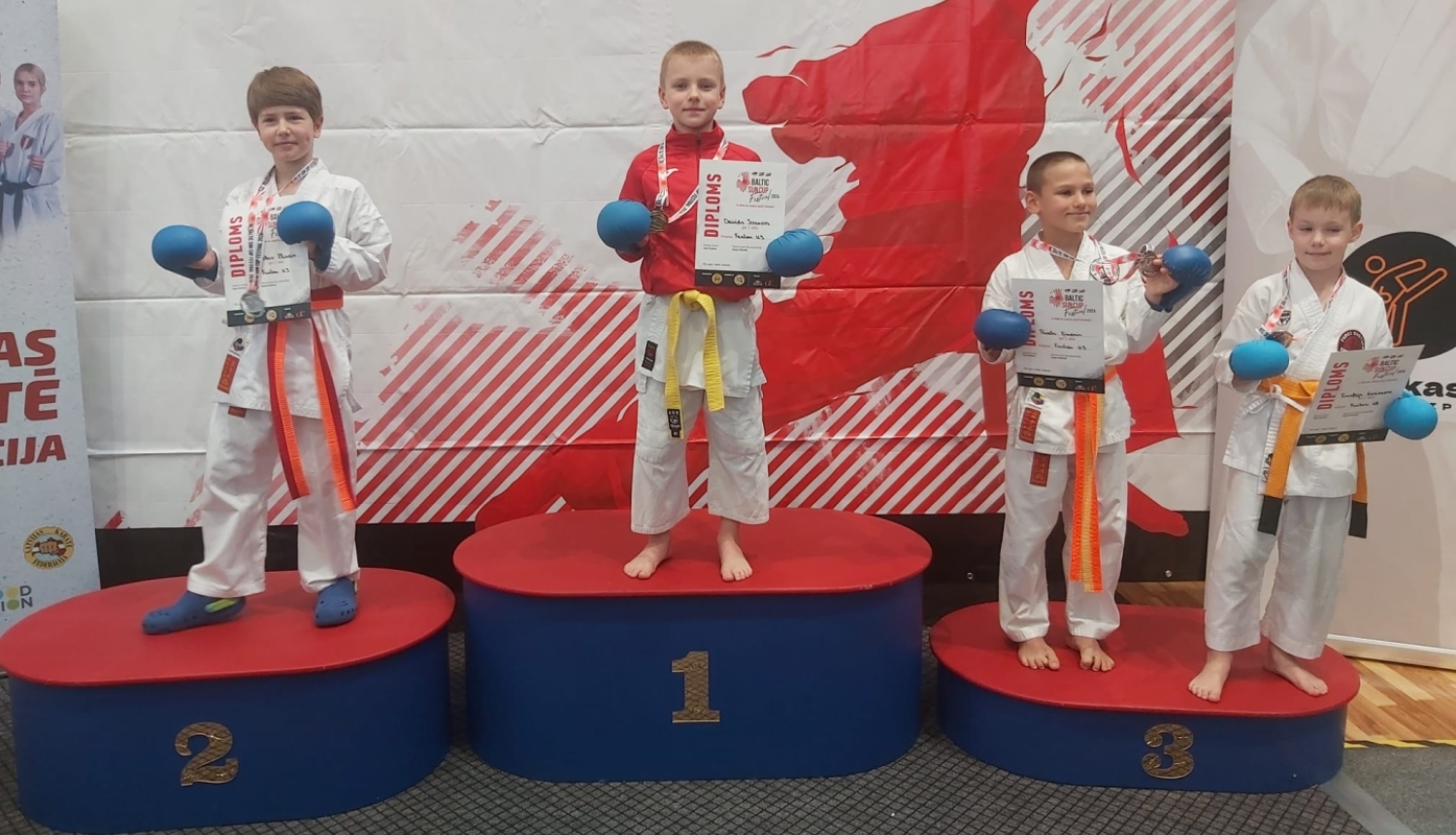 Pieci Ogres sportisti – godalgoto vietu ieguvēji rudens sporta karatē sacensībās. Deivids Ivanovs 