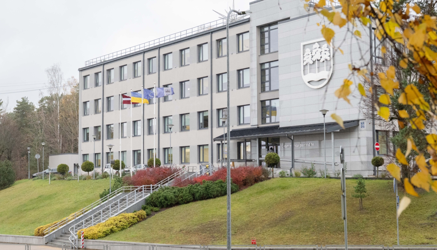 Ogres novada pašvaldības ēka rudenī