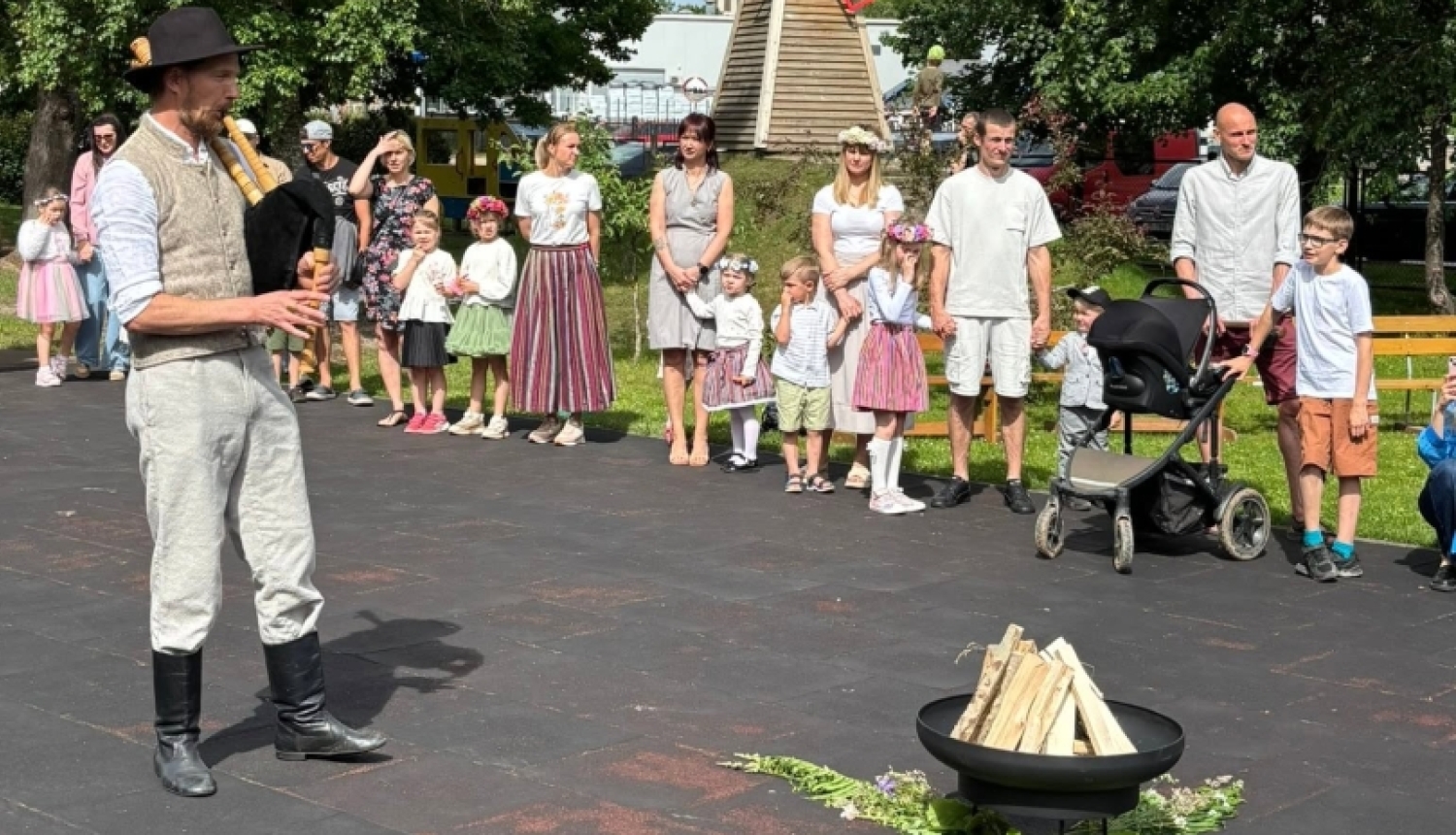 Tuvojoties vasaras saulgriežiem – pirmsskolas izglītības iestādē “Zelta Sietiņš” sadarbībā ar folkloras kopu “Josta” tika aizvadīts sirsnīgs un tradīcijām bagāts Ielīgošanas pasākums ar projektu konkursa RADI atbalstu