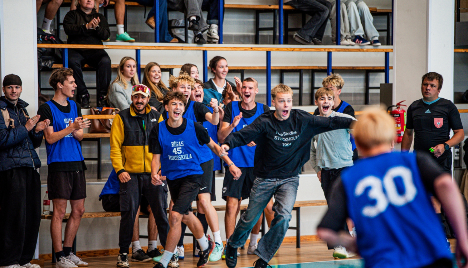 Fotogrāfija no Gheto games kā ilustrācija rakstam. Attēlā priecīgi skolēni sporta apģērbā